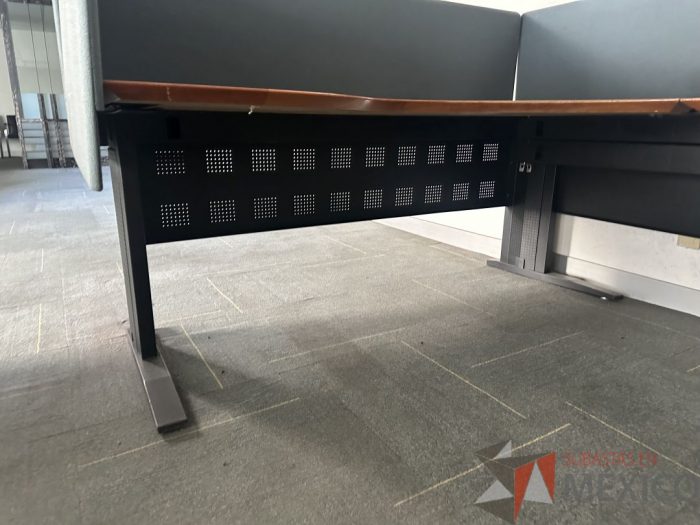 Lote 044 - Estación de trabajo para 2 personas con mampara de tela y cubiertas con orificios para cable - Imagen 13
