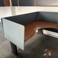 Lote 044 - Estación de trabajo para 2 personas con mampara de tela y cubiertas con orificios para cable - Imagen 14