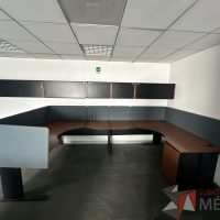 Lote 044 - Estación de trabajo para 2 personas con mampara de tela y cubiertas con orificios para cable - Imagen 15
