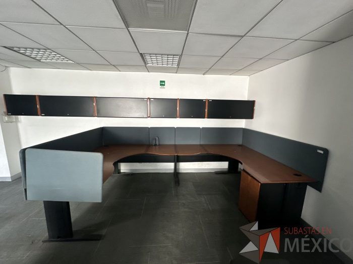Lote 044 - Estación de trabajo para 2 personas con mampara de tela y cubiertas con orificios para cable - Imagen 15
