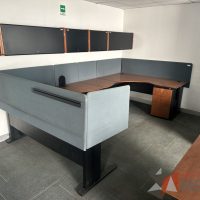 Lote 044 - Estación de trabajo para 2 personas con mampara de tela y cubiertas con orificios para cable - Imagen 16