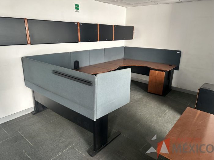 Lote 044 - Estación de trabajo para 2 personas con mampara de tela y cubiertas con orificios para cable - Imagen 16