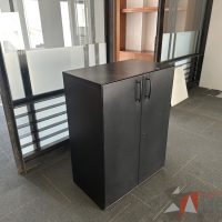 Lote 046 - Gabinete metálico de 2 puertas y 2 entrepaños - Imagen 3