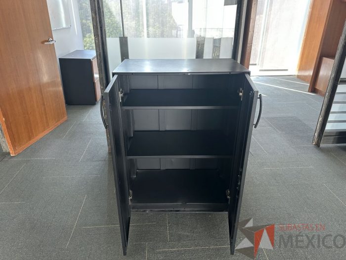 Lote 046 - Gabinete metálico de 2 puertas y 2 entrepaños - Imagen 5
