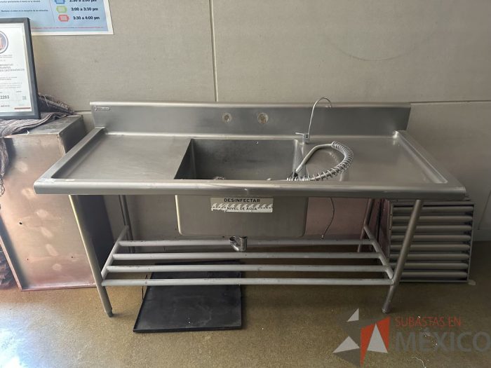 Lote 023 - Mesa de acero inoxidable con tarja