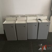 Lote 024 - Lote de accesorios metálicos 4 Tipo archiveros sin llaves, 1 mampara de vidrio, 1 Cubierta