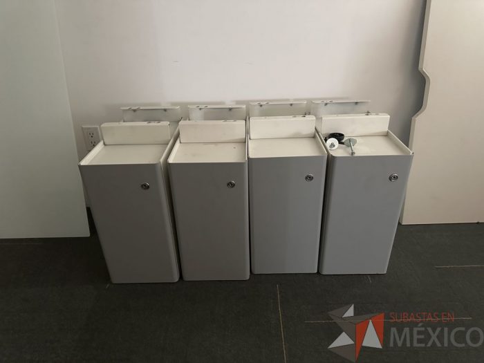 Lote 024 - Lote de accesorios metálicos 4 Tipo archiveros sin llaves, 1 mampara de vidrio, 1 Cubierta